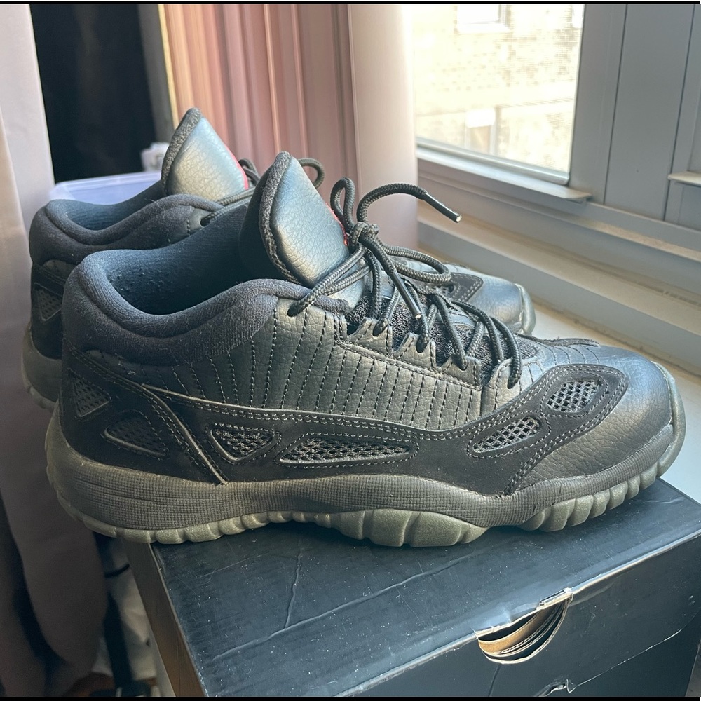Jordan 11 retro low, size 7 mens, 8.5 womens, black